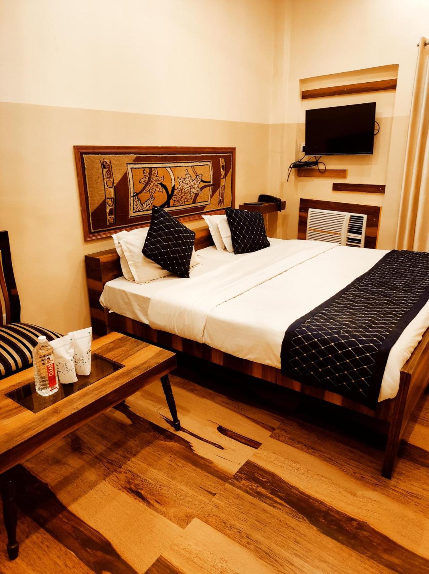 Bhagyashree Guest House 2 Km To Vishwanath Temple, Ganga Ghat Parking Available พาราณสี ภายนอก รูปภาพ