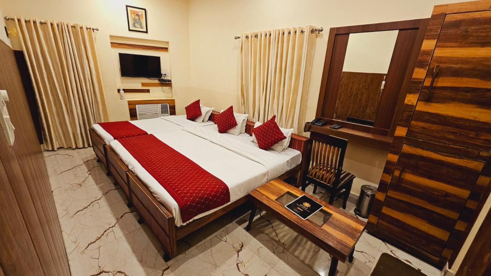 Bhagyashree Guest House 2 Km To Vishwanath Temple, Ganga Ghat Parking Available พาราณสี ภายนอก รูปภาพ